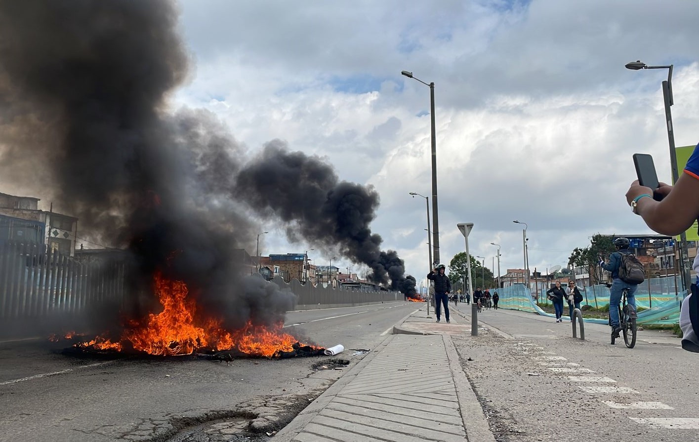 Sobre la avenida Ciudad de Cali se realizaron quemas para impedir el paso de los vehículos.