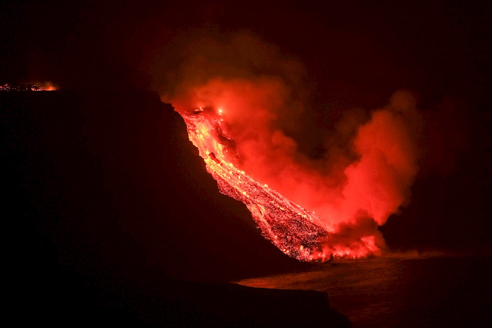 La lava que emerge de la erupción volcánica de La Palma ha llegado en la noche del martes al mar en una zona de acantilados situados en las cercanías de la playa El Guirre, en Tazacorte.