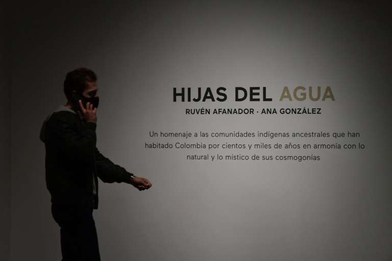 "Hijas del agua" también permite que el espectador vea un poco del proceso artístico en el que, Afanador toma la foto, González la interviene con técnicas como el dibujo o el bordado, y se finalizan con un retoque digital.