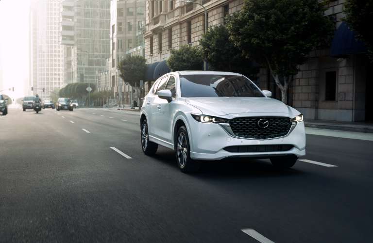 La actualización de Mazda CX-5 incluye cambios estéticos dentro y fuera de su estructura. Uno de ellos es el cambio en la parrilla frontal y el bumper trasero.