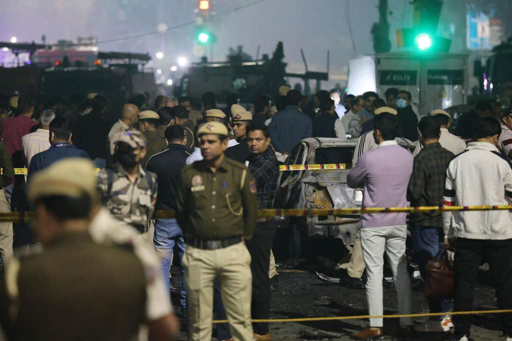 NEW DELHI (India), 10/11/2025.- Indian police personnel inspect the scene of a blast near the Red Fort in New Delhi, India 10 November 2025. The explosion occurred in a car parked near Gate Number 1 of the Metro station. According to police, at least eight people were killed in the explosion. (Nueva Delhi) EFE/EPA/RAJAT GUPTA