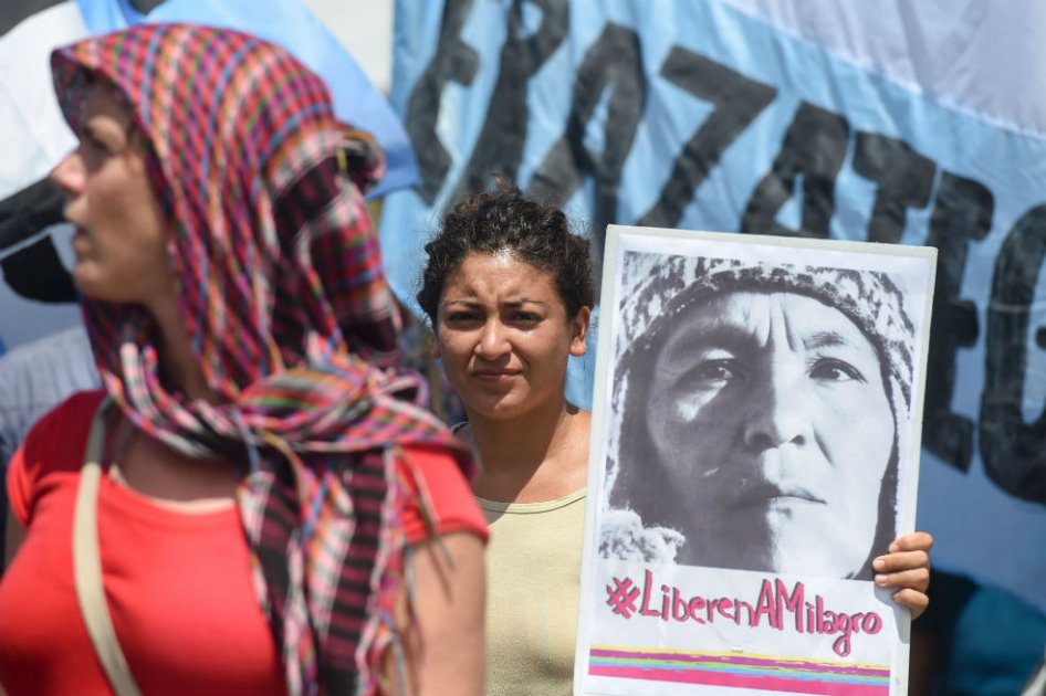 Cientos de personas marchan en Argentina para pedir la liberación de la líder indígena. / AFP