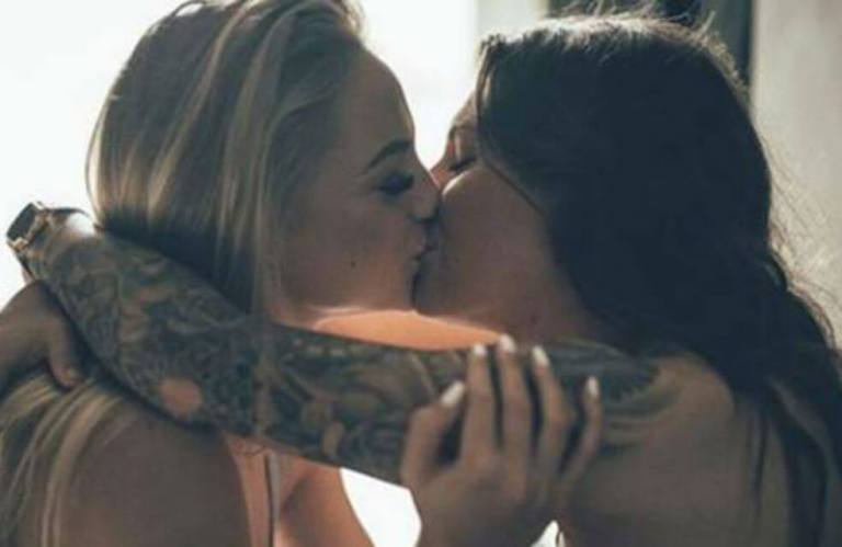 Rivales en la cancha: la historia de amor de dos futbolistas que conmueve a los aficionados de la liga inglesa