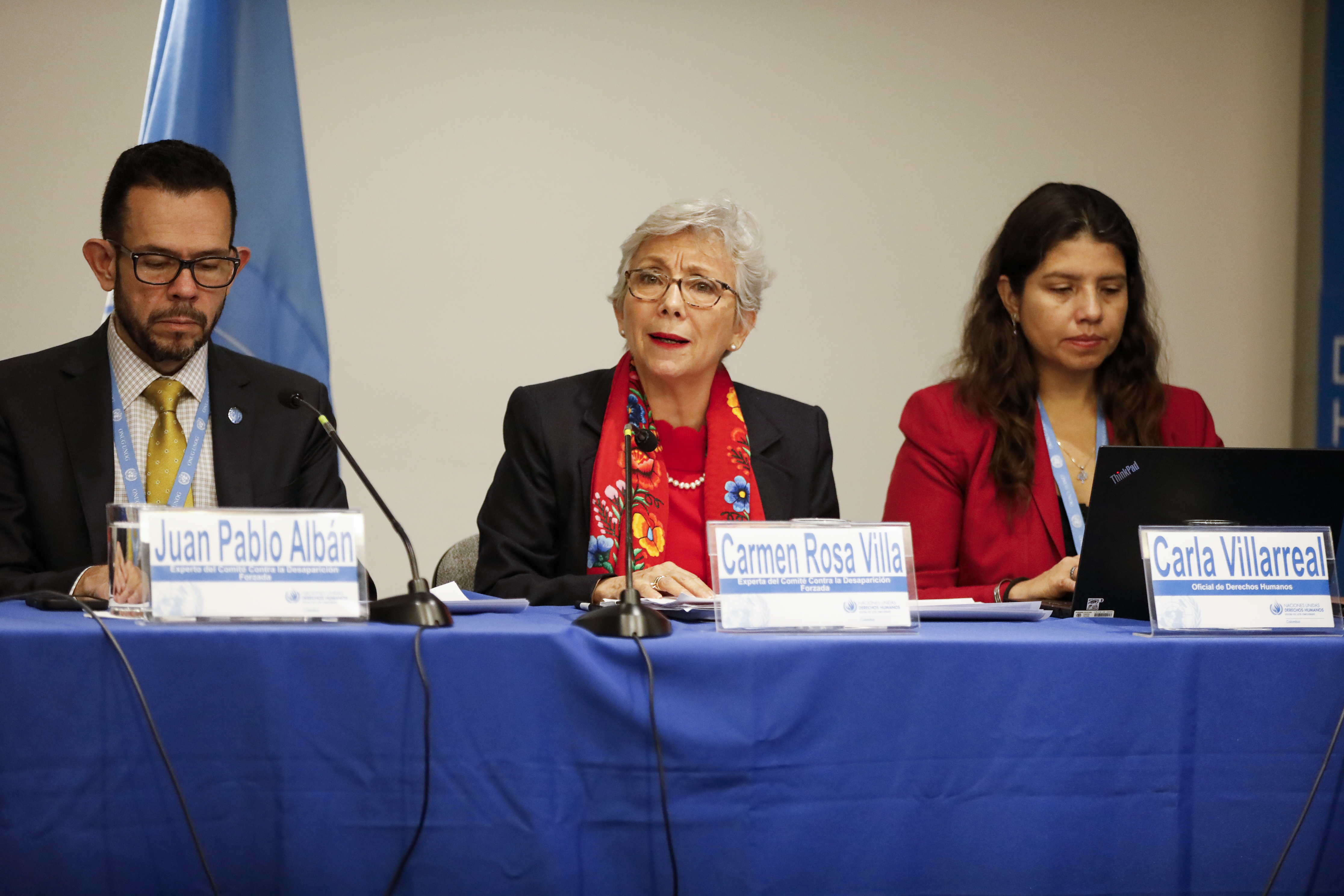 AME3523. BOGOTÁ (COLOMBIA), 05/12/2024.- Los expertos del Comité de la ONU para la Desaparición Forzada, Juan Pablo Albán (i), y Carmen Rosa Villa (c) junto a la oficial de Derechos Humanos, Carla Villareal asisten a una rueda de prensa este jueves, en Bogotá (Colombia). El Comité de la ONU para la Desaparición Forzada señaló este jueves que ha recibido información de que Medicina Legal tiene "resguardados" en un hangar de un aeropuerto de Bogotá alrededor de 20.000 cuerpos que no ha podido identificar porque no hay medios o formas de saber su identidad para darles sepultura. EFE/ Juan Diego López