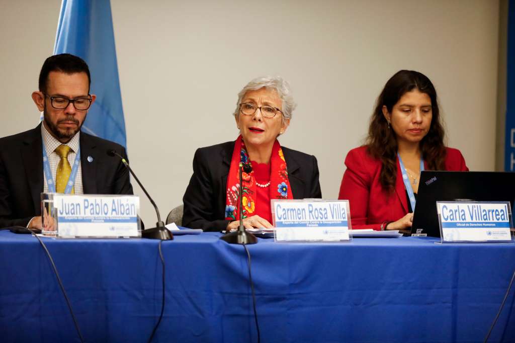 AME3523. BOGOTÁ (COLOMBIA), 05/12/2024.- Los expertos del Comité de la ONU para la Desaparición Forzada, Juan Pablo Albán (i), y Carmen Rosa Villa (c) junto a la oficial de Derechos Humanos, Carla Villareal asisten a una rueda de prensa este jueves, en Bogotá (Colombia). El Comité de la ONU para la Desaparición Forzada señaló este jueves que ha recibido información de que Medicina Legal tiene "resguardados" en un hangar de un aeropuerto de Bogotá alrededor de 20.000 cuerpos que no ha podido identificar porque no hay medios o formas de saber su identidad para darles sepultura. EFE/ Juan Diego López