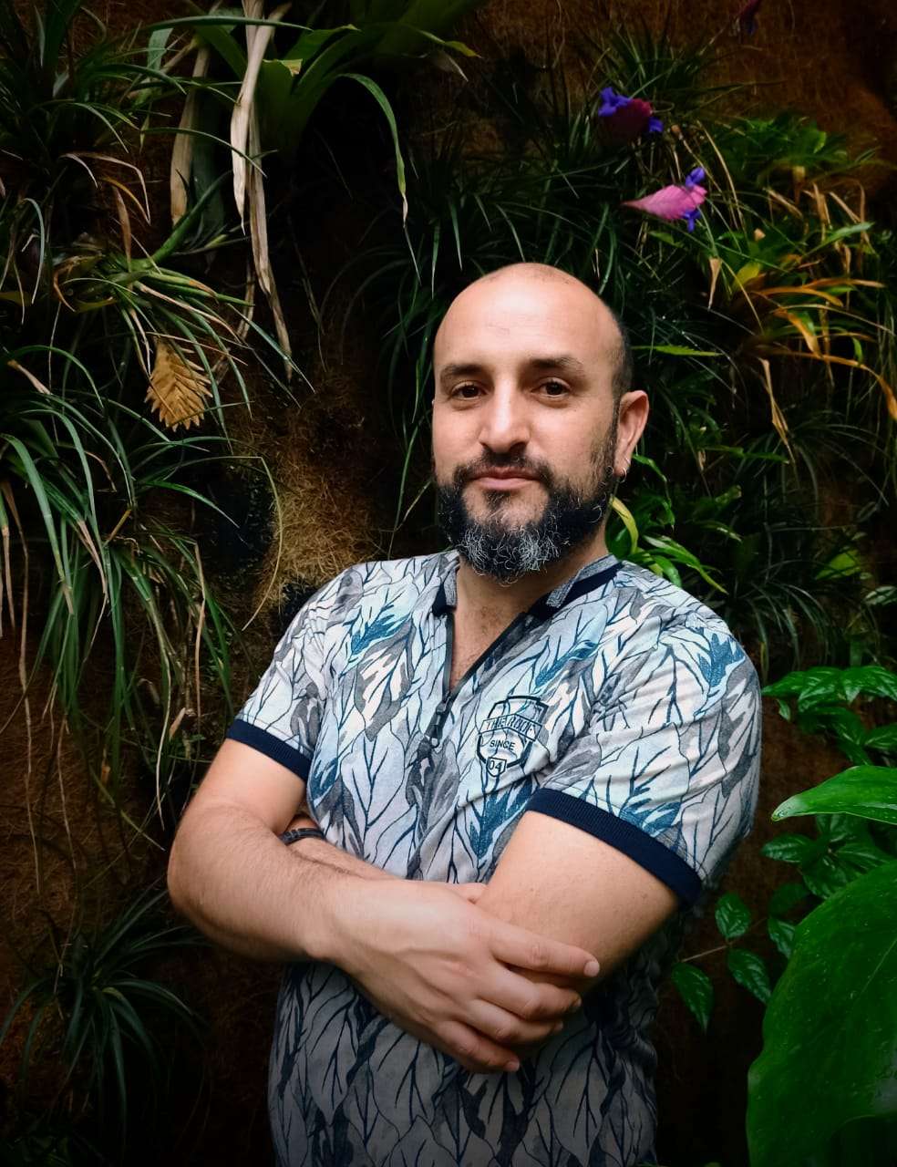 El biólogo colombiano Carlos Alberto Hernández asesoró la serie "Bichos, una verdadera aventura en miniatura", y anteriormente asesoró las series "Wild Choco", "Our Planet"  y "Tiny World".
