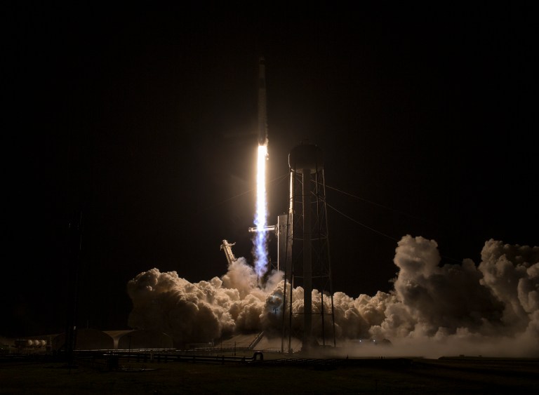 Seis meses en el espacio: cuatro astronautas despegaron en cohete del SpaceX