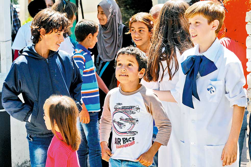 Así fue la llegada de los niños sirios a la Escuela Experimental de Malvín en Montevideo. / AFP