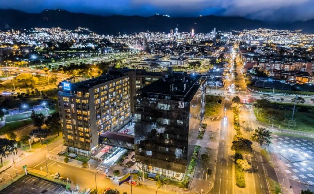 El atentado se efectuó en el reconocido centro empresarial, Capital Towers, en inmediaciones de la Fiscalía y la Gobernación de Cundinamarca.
