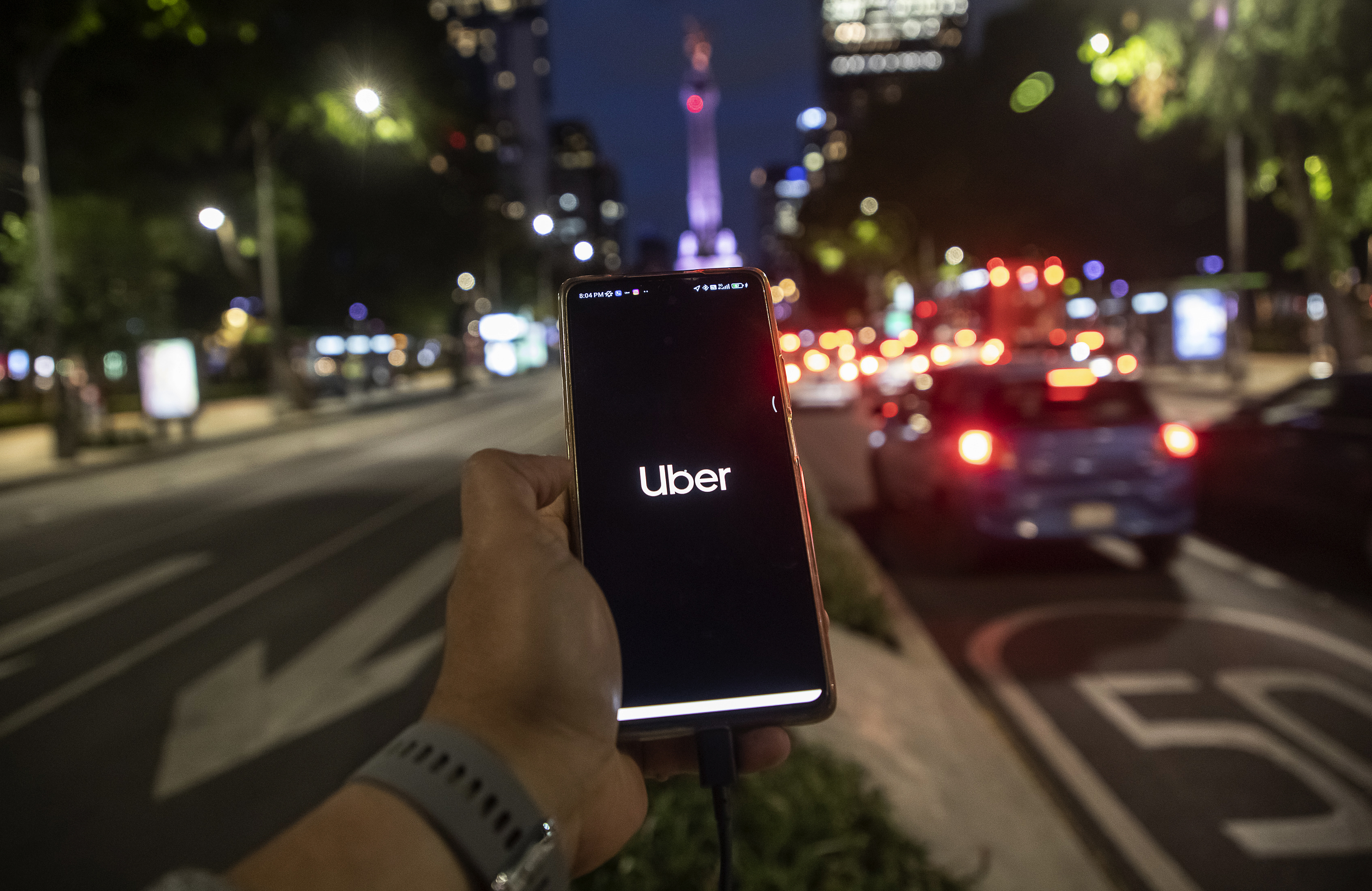 MEX3821. CIUDAD DE MÉXICO (MÉXICO), 13/09/2022.- Una persona solicita un servicio de transporte en la aplicación Uber, ayer en la Ciudad de México (México). El foro "Ciudades en Movimiento" de Uber regresará este mes en su segunda edición para discutir el papel de la tecnología en las ciudades para contribuir a la movilidad sostenible y a la recuperación de la economía mexicana. EFE/Isaac Esquivel