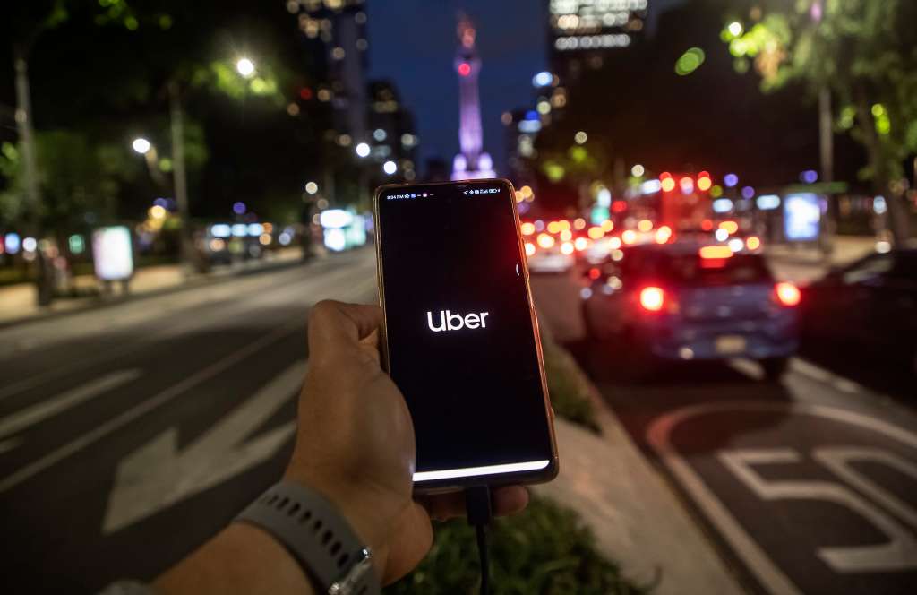 MEX3821. CIUDAD DE MÉXICO (MÉXICO), 13/09/2022.- Una persona solicita un servicio de transporte en la aplicación Uber, ayer en la Ciudad de México (México). El foro "Ciudades en Movimiento" de Uber regresará este mes en su segunda edición para discutir el papel de la tecnología en las ciudades para contribuir a la movilidad sostenible y a la recuperación de la economía mexicana. EFE/Isaac Esquivel