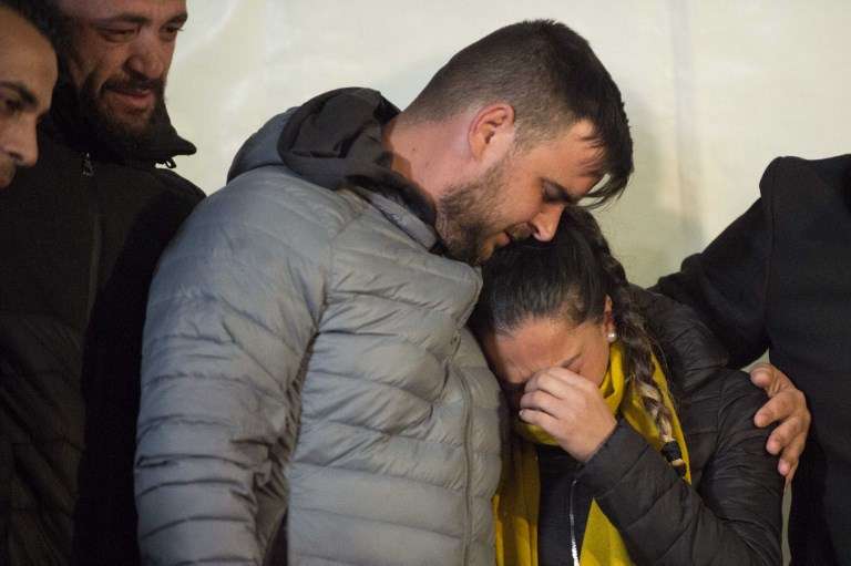 Los padres de Julen, José Roselló y Victoria García, vigilaron de cerca el rescate de su pequeño hijo. / AFP