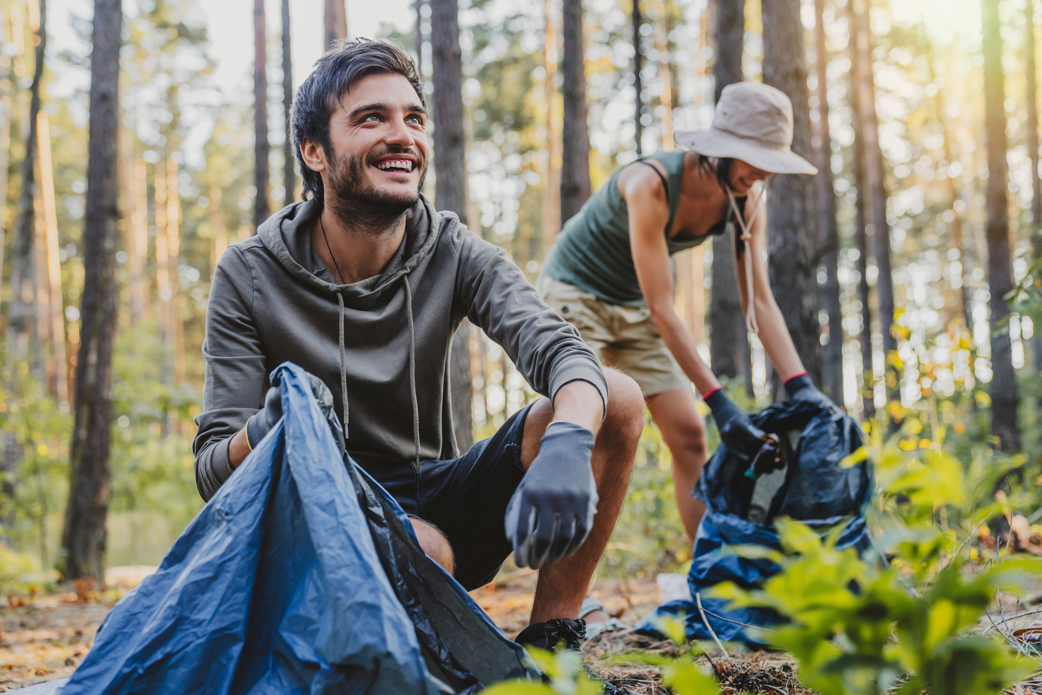 Los principios de sostenibilidad se refieren a los aspectos medioambiental, económico y sociocultural del desarrollo turístico.