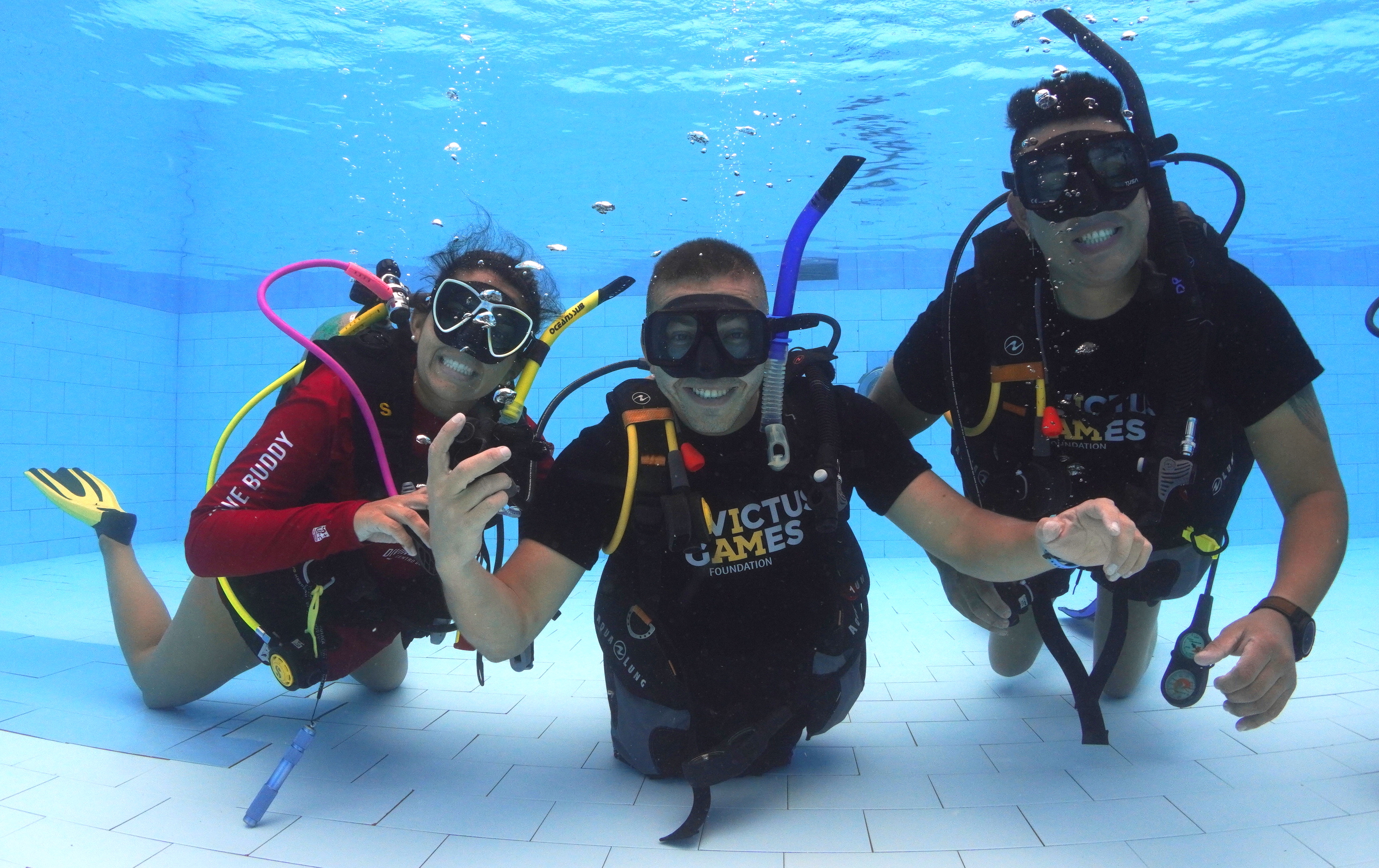 Daniela Correa, Camilo Castellanos y Francisco Pedraza, durante una sesión en aguas confinadas en una piscina de Islas del Rosario.