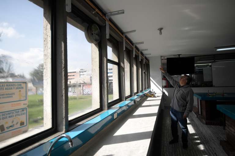 Recorrido por el departamento de Farmacia de la Universidad Nacional, sede Bogotá; se observa deterioro y grietas.