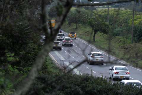 Distancia mínima entre carros en carretera: cuántos metros exige la ley y cómo calcularla