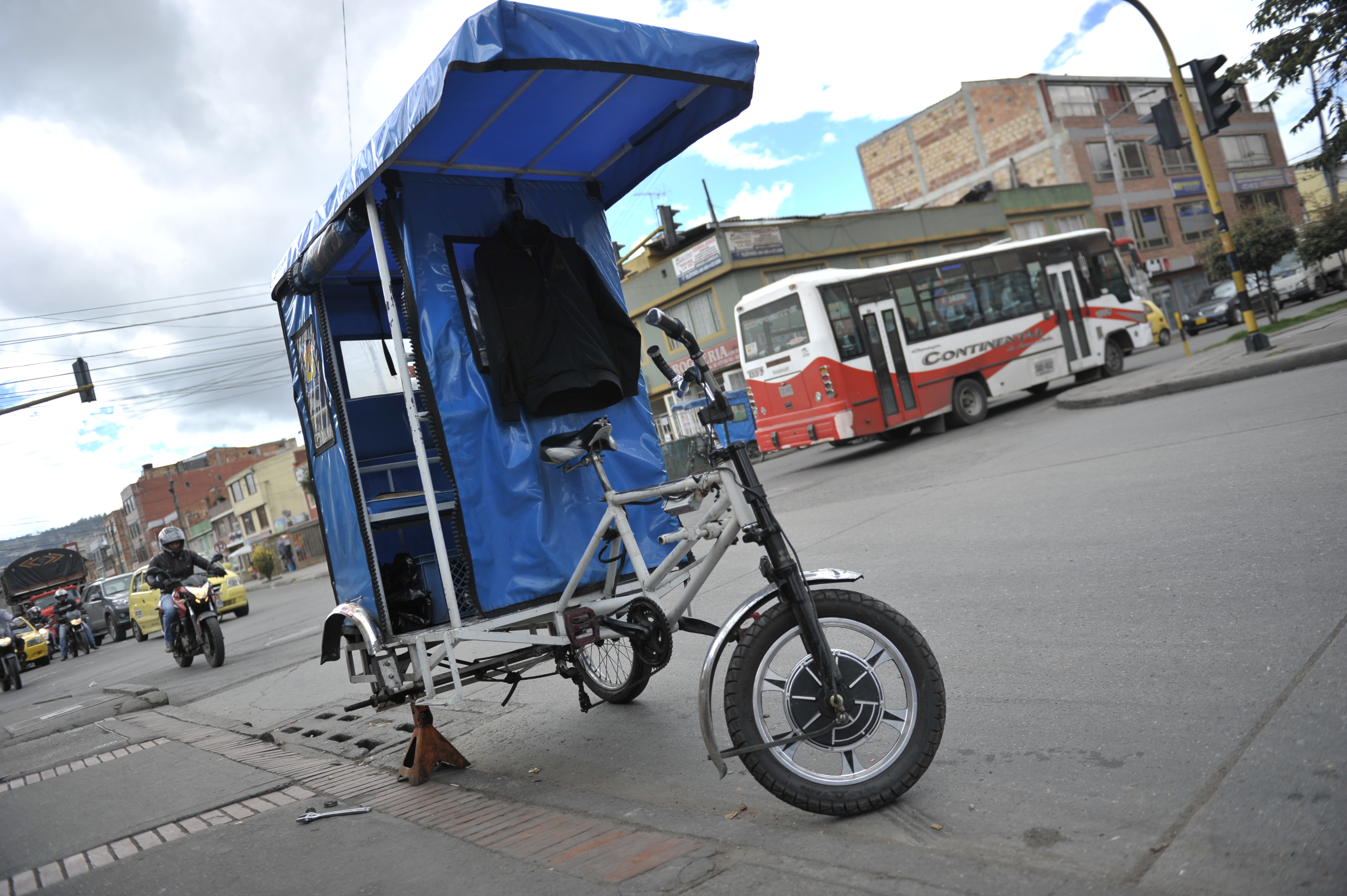 Circulacion y recorrido de estos vehiculos de transporte público que operan cerca al portal de TransMilenio de Toberín