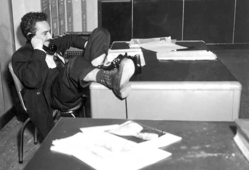 Gabriel García Márquez en la sala de redacción de El Espectador. / Archivo