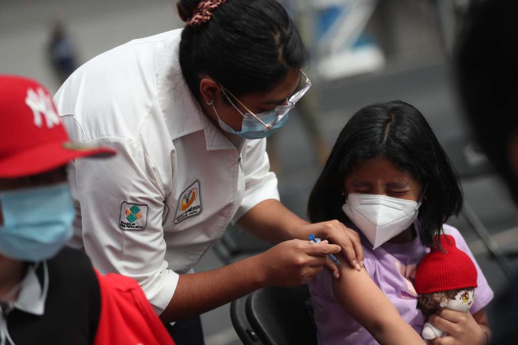 -FOTODELDÍA- MEX4300. CIUDAD DE MÉXICO (MÉXICO), 19/05/2022.- Personal de Salud aplica una dosis de vacuna contra la covid-19 a una niña, hoy, en la Ciudad de México (México). El Gobierno mexicano inició este jueves en la capital la vacunación anticovid de niños de 12 a 14 años tras meses de resistencia y por detrás de sus pares latinoamericanos. EFE/Sáshenka Gutiérrez
