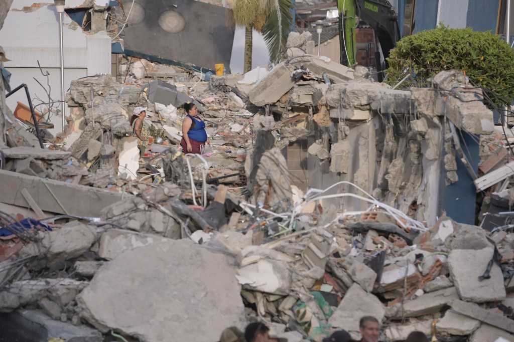 Rescatistas profesionales, acompañados por voluntarios y fuerza pública, retiran escombros y buscan sobrevivientes el 12 de agosto, tercer día del terremoto de 7.4 que azoto varias regiones de Colombia.