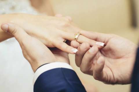 Hombre halla en una playa francesa el anillo de boda perdido hace 14 años