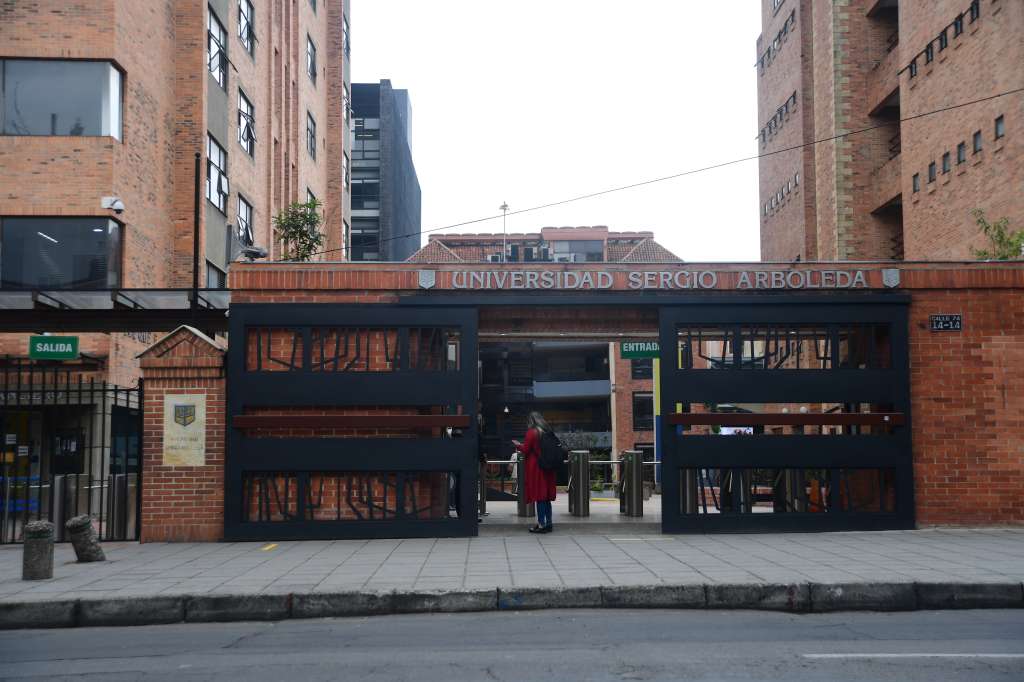 Fachada de esta universidad en Bogotá