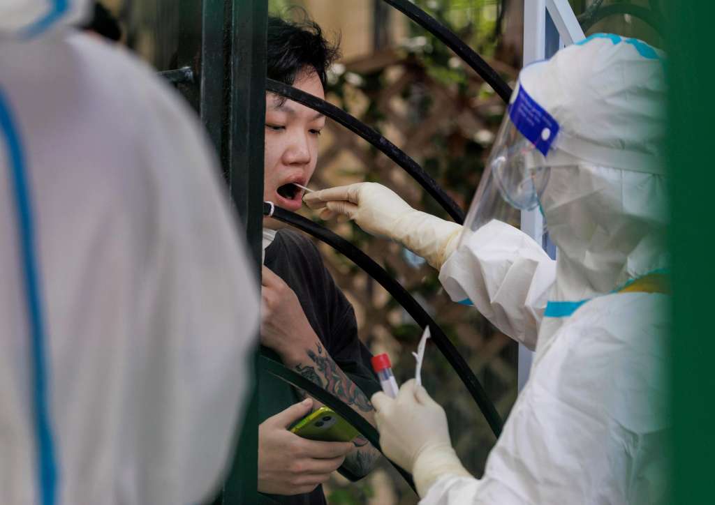 Shanghai (China), 11/06/2022.- A man in quarantine takes PCR Coronavirus test, amid new round of COVID-19 lockdowns and cases, in Shanghai, China, 11 June 2022. Shanghai starts weekend PCR screening to curb rising community COVID-19 cases. Only 10 days after the city lifted the 2-month lockdown in order to eliminate the community spread of COVID-19, residents of 15 out of 16 districts will need to participate in mandatory PCR testing this weekend. Shanghai city reported 7 locally transmitted COVID-19 cases and 9 local asymptomatic infections, according to the Shanghai Health Commission on 11 June 2022. EFE/EPA/ALEX PLAVEVSKI