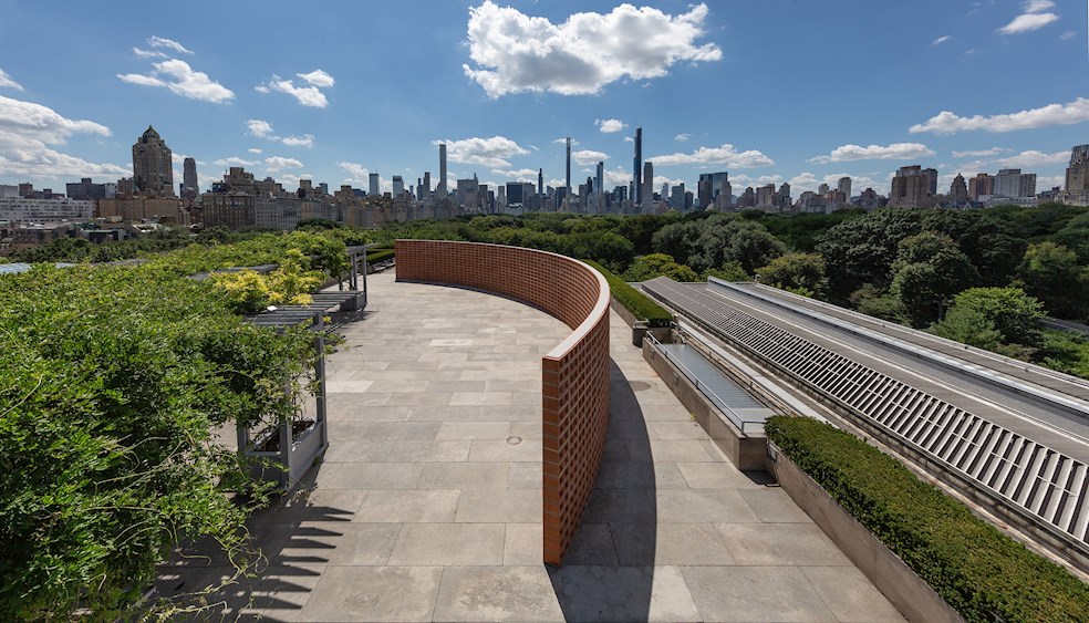 El Museo Metropolitano de Nueva York (Met), considerado una de las instituciones culturales más destacadas del mundo, presentó este miércoles las exposiciones con las que reabrirá sus puertas tras el cierre más prolongado de su último siglo de historia, entre las que destaca una imponente y provocadora escultura del mexicano Héctor Zamora en forma de muro. EFE/Met