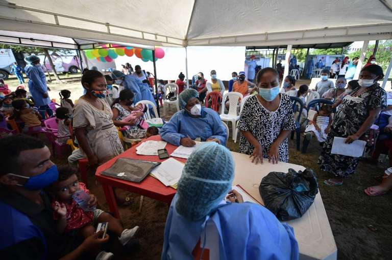 Varias mujeres bajo una carpa