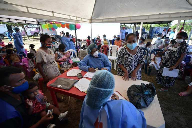 Varias mujeres bajo una carpa