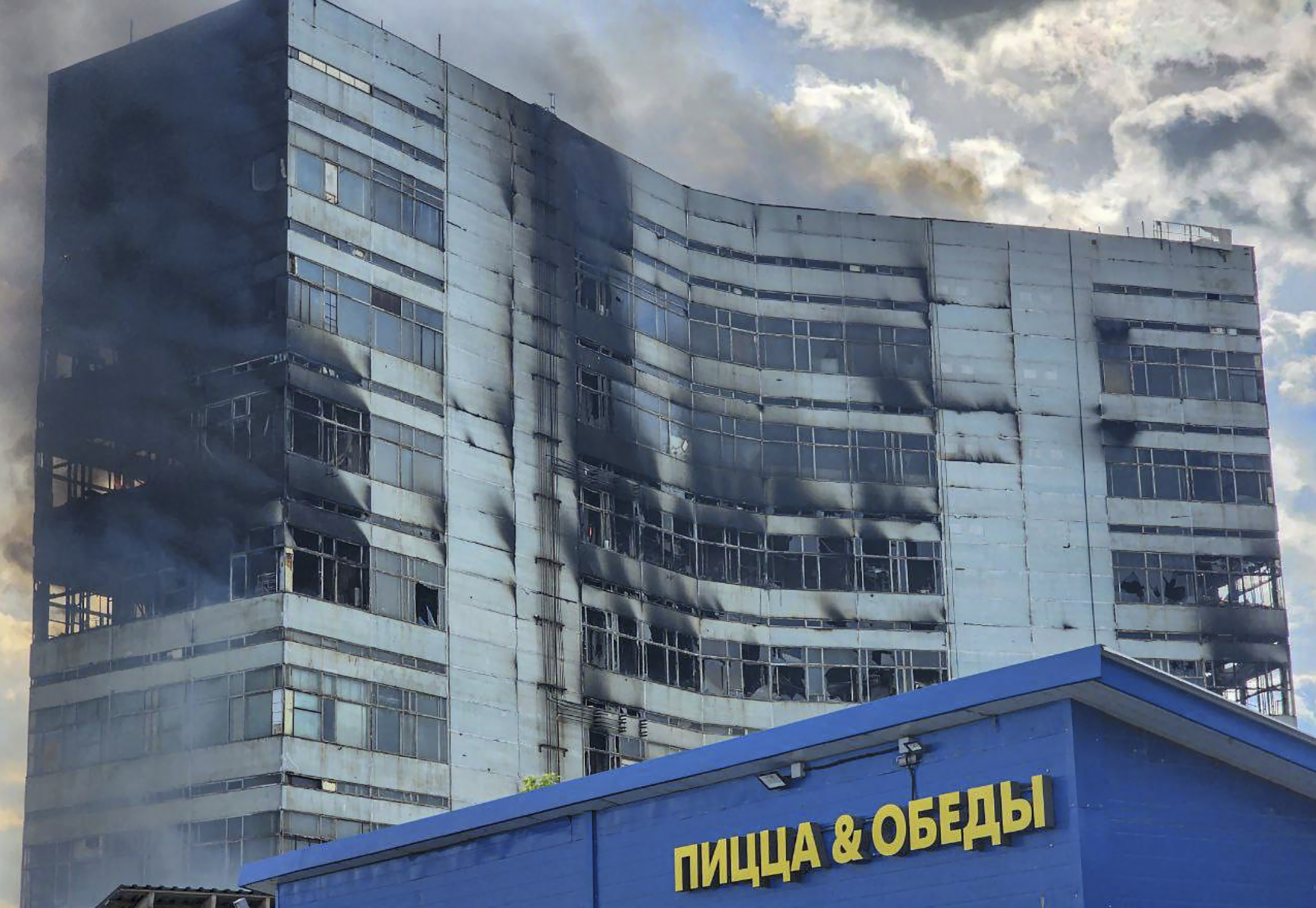Fryazino (Russian Federation), 24/06/2024.- A handout photo made available by the Press-Service of the Governor of the Moscow Region shows smoke rising from a fire burning in an administrative building in Fryazino, Moscow Region, Russia, 24 June 2024. The building of the 'Platan' Research Institute caught fire in Fryazino, Moscow Region. According to the Russian Emergencies Ministry, eight people died as a result of the fire. (Rusia, Moscú) EFE/EPA/GOVERNOR OF MOSCOW REGION PRESS SERVICE HANDOUT -- MANDATORY CREDIT -- HANDOUT EDITORIAL USE ONLY/NO SALES HANDOUT EDITORIAL USE ONLY/NO SALES