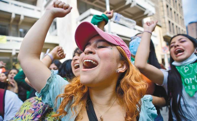Plantón de manifestantes a favor y en contra del aborto frente a la Corte Constitucional