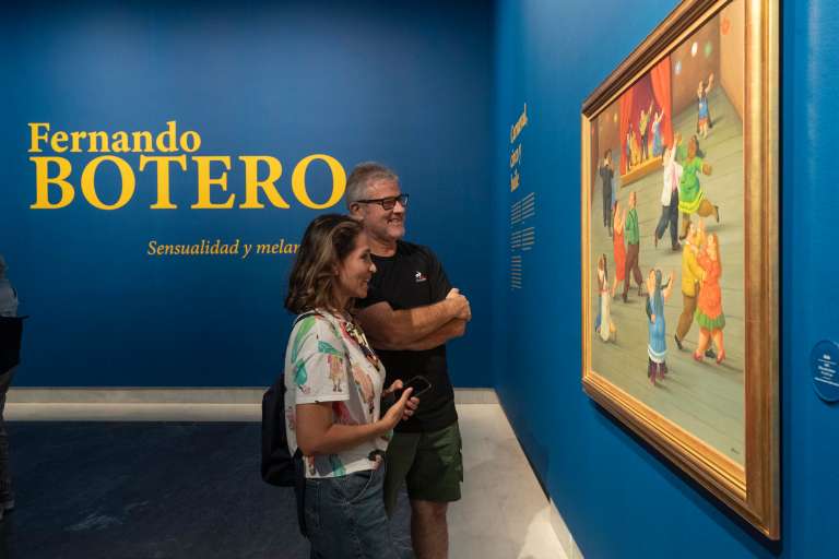 MURCIA, 14/09/2023.- La exposición "Sensualidad y melancolía" del pintor colombiano Fernando Botero muestra desde este jueves en el centro cultural Las Claras de Murcia su evolución artística a través de obras de diversas épocas que van desde los años 70 hasta creaciones mas recientes. Botero, nacido en Medellín y residente en la ciudad italiana de Pietrasanta, a sus 91 años sigue siendo una de las figuras más destacadas del panorama artístico mundial, conocido por la voluptuosidad típica de sus figuras y el uso del color de una forma vibrante. EFE/Marcial Guillén