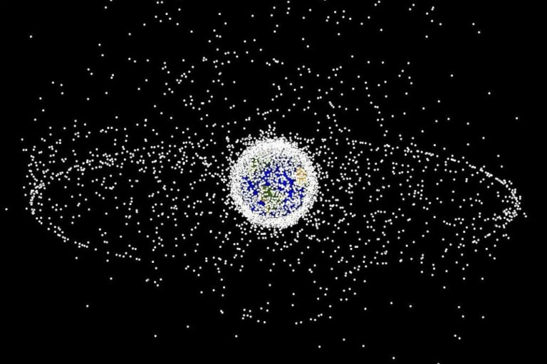 Un fragmento de basura espacial de 500 kilos cae en una aldea