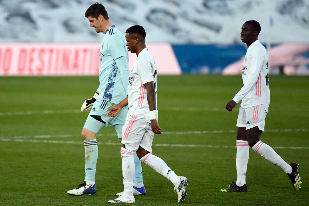 Cabizbajos salieron de la cancha del estadio Alfredo Di Stéfano los jugadores del Real Madrid, que perdió en casa2-1 ante el Levante.
