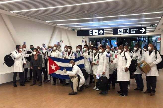 La delegación de 37 médicos cubanos y 15 enfermeras de La Habana enviada a Italia en el aeropuerto de Roma.