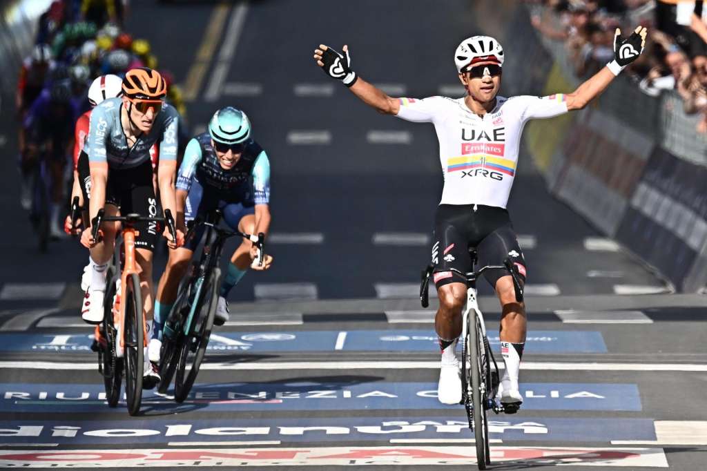 COSENZA (Italy), 12/05/2026.- Ecuadorian cyclist Jhonatan Narvaez of UAE Team Emirates - XRG celebrates after crossing the finish line to win the 4th stage of the Giro d'Italia cycling tour over 138km from Catanzaro to Cosenza, Italy, 12 May 2026. (Ciclismo, Italia) EFE/EPA/LUCA ZENNARO