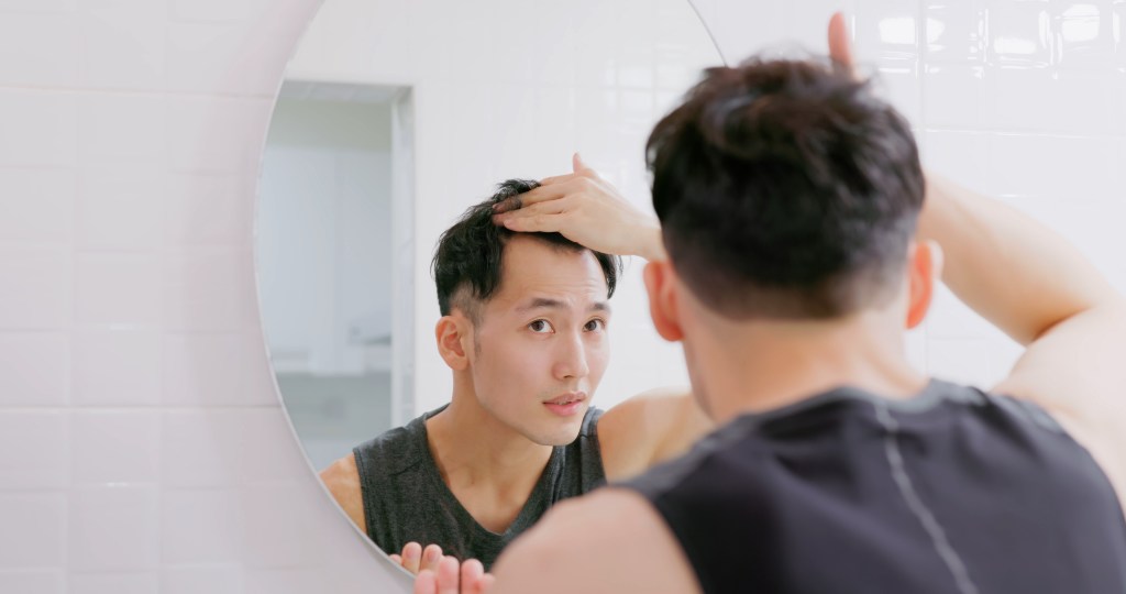 Preocuparse por las entradas es cosa del pasado. Estos son cinco cortes de cabello para hombres que no solo disimulan las entradas, sino que además les aportan un estilo inigualable.