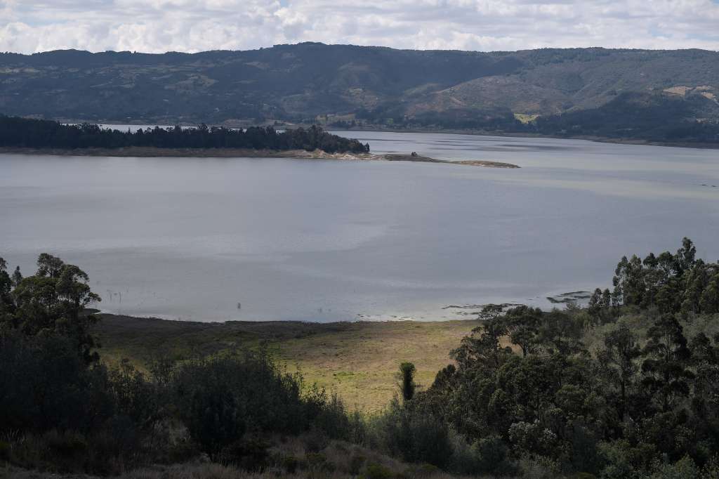 Embalse que se extiende por los municipios de Guatavita y Sesquilé, municipios ubicados al norte de Bogotá.