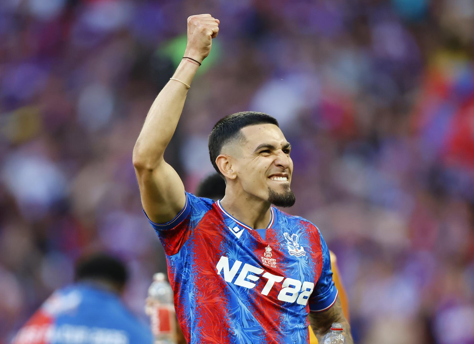 LONDON (United Kingdom), 17/05/2025.- Crystal Palace's Daniel Munoz celebrates winning the FA Cup Final soccer match between Crystal Palace and Manchester City, in London, Britain, 17 May 2025. (Reino Unido, Londres) EFE/EPA/TOLGA AKMEN EDITORIAL USE ONLY. No use with unauthorized audio, video, data, fixture lists, club/league logos, 'live' services or NFTs. Online in-match use limited to 120 images, no video emulation. No use in betting, games or single club/league/player publications.