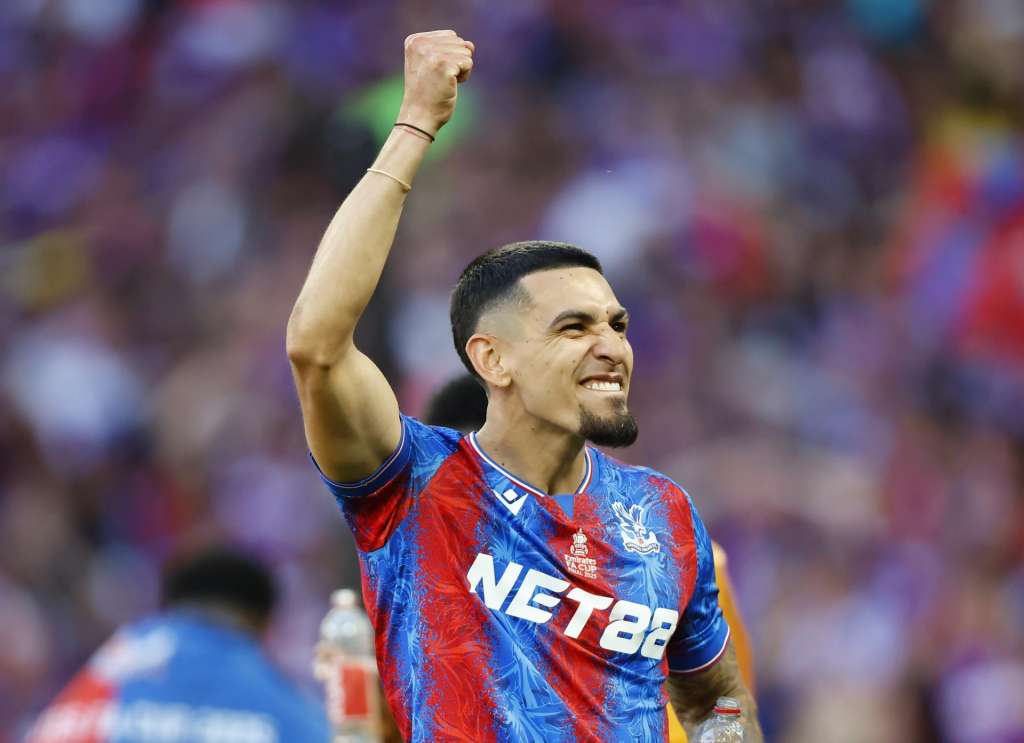 LONDON (United Kingdom), 17/05/2025.- Crystal Palace's Daniel Munoz celebrates winning the FA Cup Final soccer match between Crystal Palace and Manchester City, in London, Britain, 17 May 2025. (Reino Unido, Londres) EFE/EPA/TOLGA AKMEN EDITORIAL USE ONLY. No use with unauthorized audio, video, data, fixture lists, club/league logos, 'live' services or NFTs. Online in-match use limited to 120 images, no video emulation. No use in betting, games or single club/league/player publications.