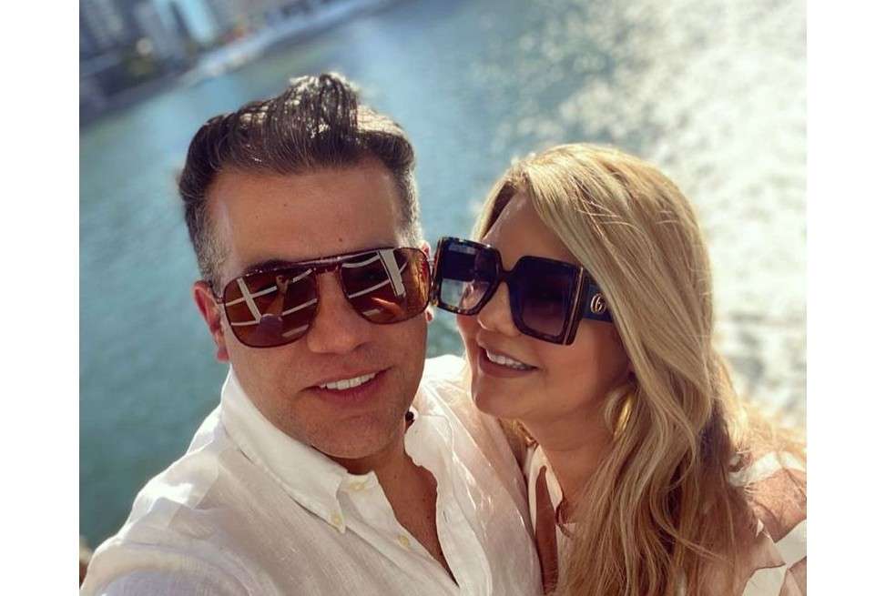 El presentador de Yo me llamo sorprendió a su esposa Paulina Ceballos, con quien lleva 25 años de casado, con una romántica propuesta de matrimonio para renovar sus votos.