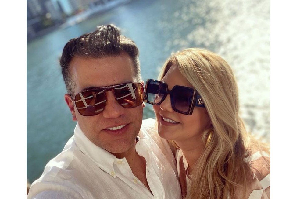 El presentador de Yo me llamo sorprendió a su esposa Paulina Ceballos, con quien lleva 25 años de casado, con una romántica propuesta de matrimonio para renovar sus votos.