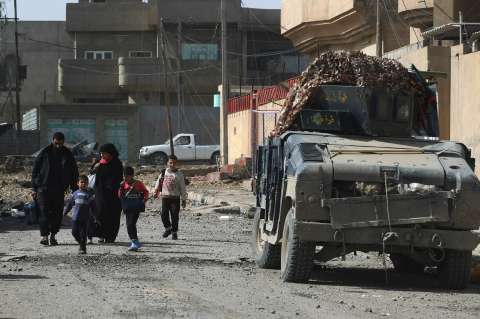 El conflicto en Mosul expulsa a decenas de familias que buscan un lugar seguro