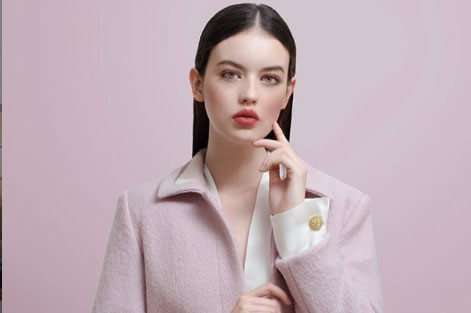 Modelo luciendo la última colección de la diseñadora Bettina Spitiz