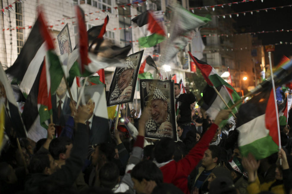 Palestinos celebran ondeando su bandera nacional en las calles de Ramallah (Cisjordania). / EFE