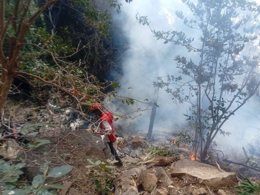 SAMBURU COUNTY (Kenya), 19/08/2026.- A handout photo made available by the Kenya Red Cross shows a member of the Kenya Red Cross emergency response team operating near the site of a helicopter crash in Samburu County, Kenya, 19 August 2026. The helicopter pilot and six tourists have been killed after the aircraft crashed at Mount Ololokwe according to according to the Kenya Civil Aviation Authority (KCAA). (Kenia) EFE/EPA/KENYA RED CROSS HANDOUT HANDOUT EDITORIAL USE ONLY/NO SALES