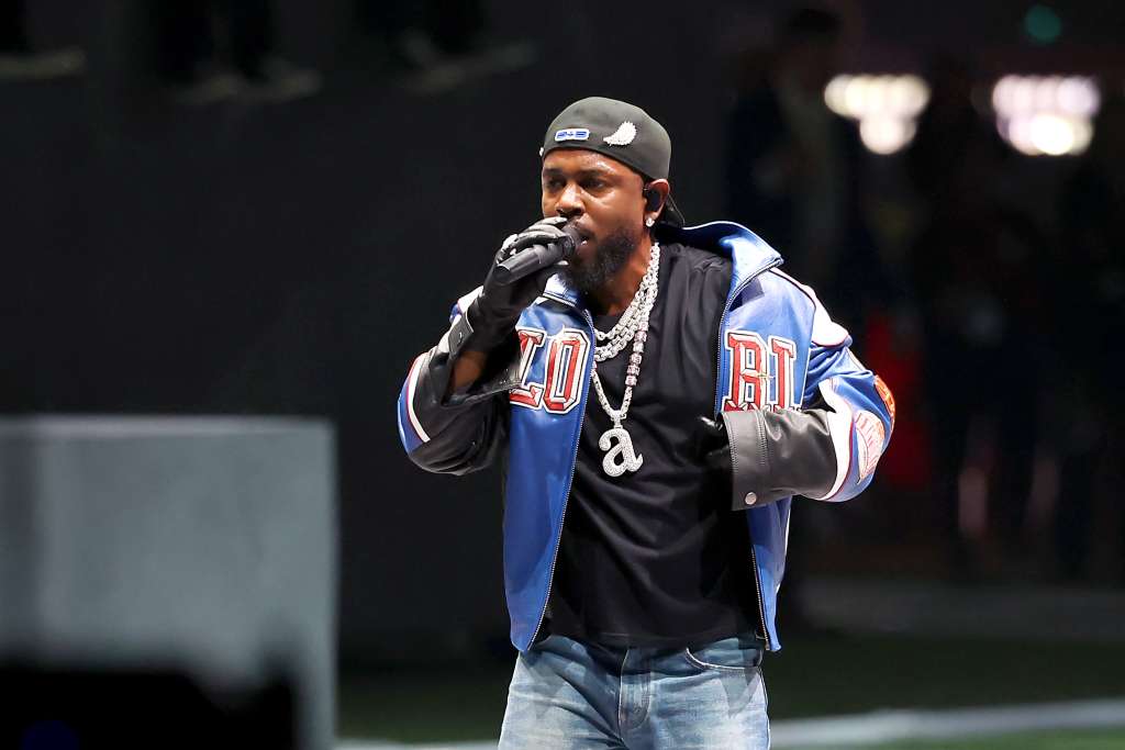 NUEVA ORLEÁNS, LUISIANA - 9 DE FEBRERO: Kendrick Lamar se presenta en el escenario durante el espectáculo de medio tiempo del Super Bowl LIX de Apple Music en el Caesars Superdome el 9 de febrero de 2025 en Nueva Orleans, Luisiana. (Foto de Gregory Shamus/Getty Images)