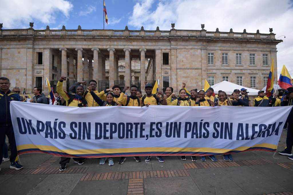 Atletas, entrenadores y dirigentes de todo el sistema deportivo nacional, olímpico y paralímpico, se concentraron en la Plaza de Bolívar para reclamarle al gobierno de Gustavo Petro por la reducción de casi el 70% de su presupuesto para 2026, prevista en la nueva Ley de Financiamiento. La protesta contó con la participación de medallistas olímpicos como Jeison López, Carlos Ramírez o Mari Leivis Sánchez; medallistas paralímpicos, como Erica Castaño, Moisés Fuentes y Fabio Torres; exdeportistas, ahora dirigentes, como Fabiola Zuluaga y Javier Suárez, y altos mandos del deporte colombiano como el presidente del Comité Olímpico nacional, Ciro Solano.