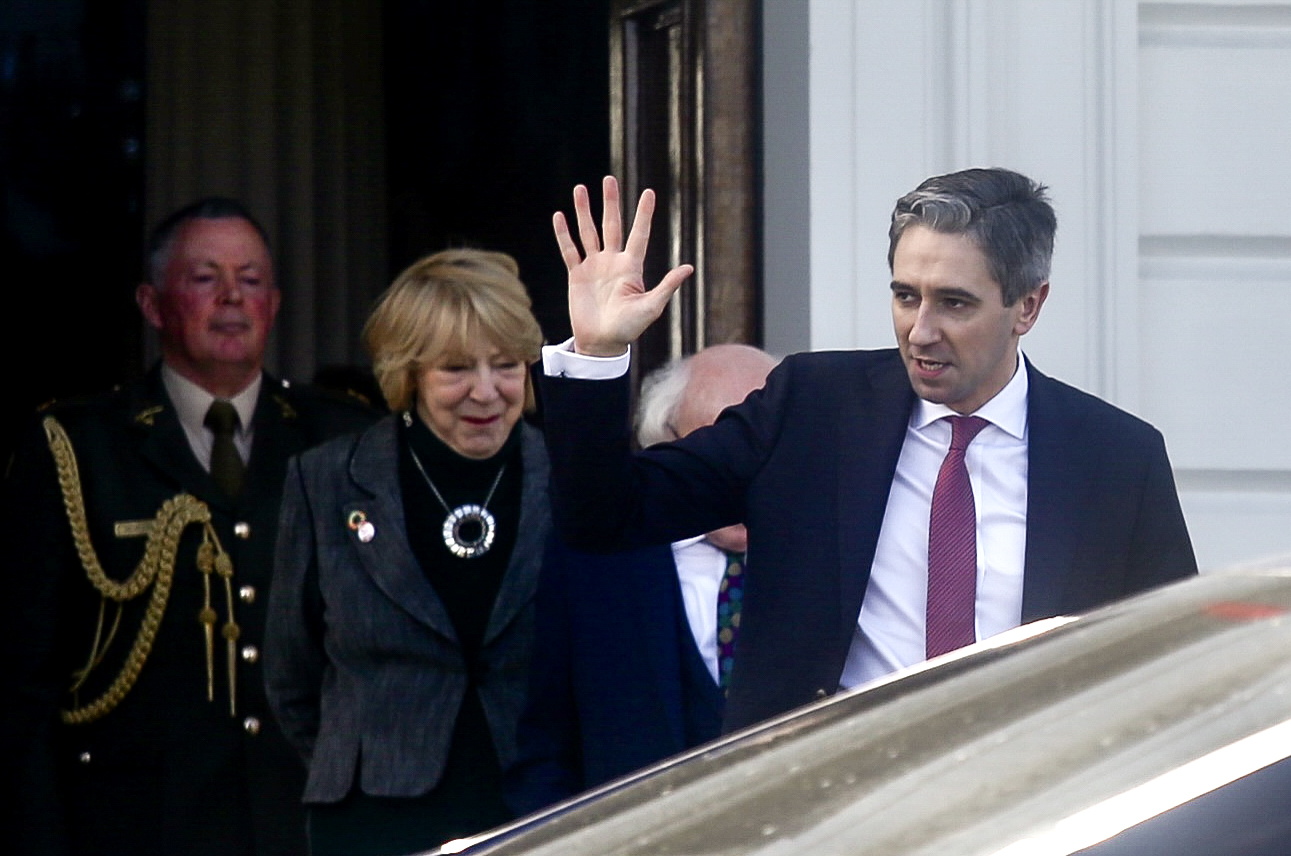 Dublin (Ireland), 09/04/2024.- Ireland's newly elected Taoiseach and Fine Gael leader, Simon Harris (R) waves as he leaves Aras an Uachtarain, after receiving the Seal of Office and becoming Taoiseach (Prime Minister of Ireland), in Dublin, Ireland, 09 April 2024. Harris was elected by the Irish parliament as the 15th Taoiseach, following the surprise resignation of Leo Varadkar and is the country's youngest-ever premier. (Irlanda) EFE/EPA/MOSTAFA DARWISH